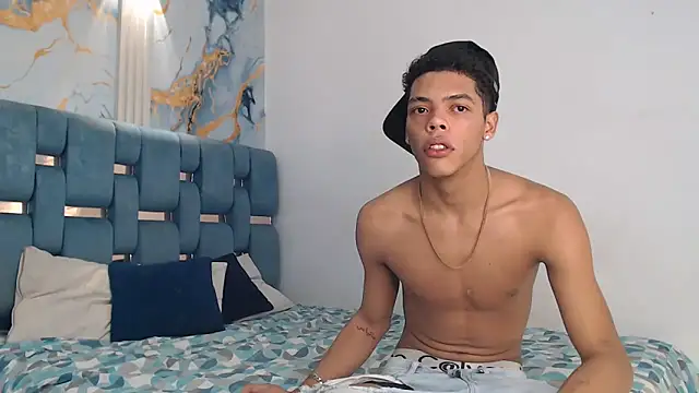 Snapshot of PRETTY_FEM chatting on 03-01-26, 02:00 PRETTY FEM online show from 03-01-26, 02:00