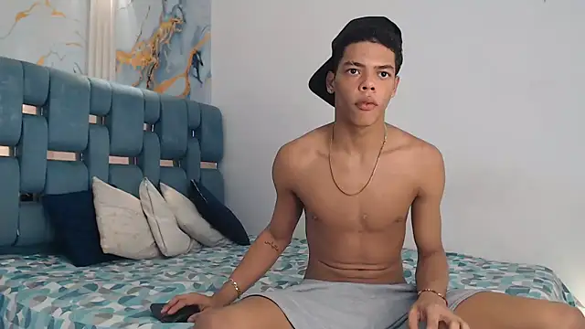 Snapshot of PRETTY_FEM chatting on 02-28-26, 01:38 PRETTY FEM online show from 02-28-26, 01:38