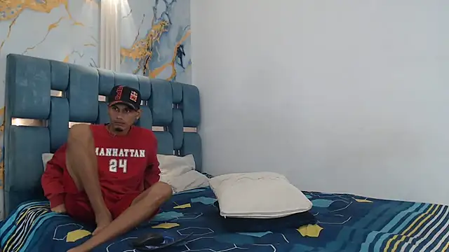 Snapshot of PRETTY_FEM chatting on 02-25-26, 01:39 PRETTY FEM online show from 02-25-26, 01:39