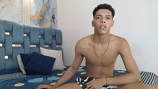 Snapshot of PRETTY_FEM chatting on 02-19-26, 01:46 PRETTY FEM online show from 02-19-26, 01:46