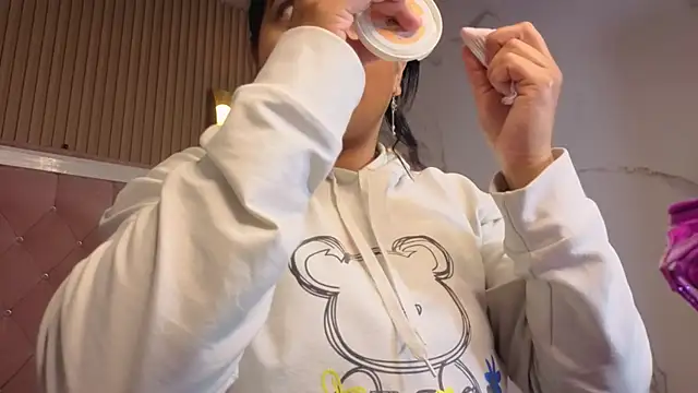 Victoria b  online show from 11-08-25, 08:23