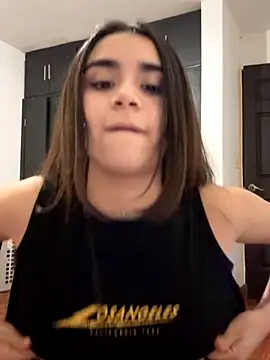 Snapshot of Ariovalle chatting on 11-14-25, 07:45 Ariovalle online show from 11-14-25, 07:45