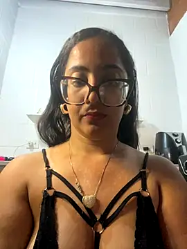 Jessyivonne online show from 10-19-25, 04:48