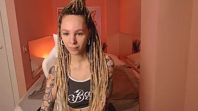 MiaGraham1 online show from 11-08-25, 05:49