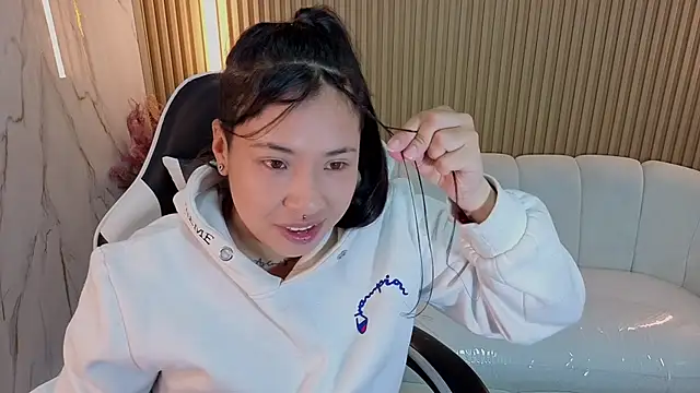 Snapshot of Hollypeyton_Tp chatting on 10-31-25, 01:08 Hollypeyton Tp online show from 10-31-25, 01:08