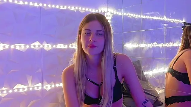 Snapshot of Aishha_ chatting on 10-11-25, 12:28 Aishha online show from 10-11-25, 12:28