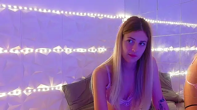 Snapshot of Aishha_ chatting on 09-10-25, 05:17 Aishha online show from 09-10-25, 05:17
