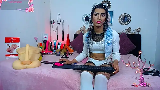 Snapshot of Starhott_ chatting on 10-17-25, 11:12 Starhott online show from 10-17-25, 11:12