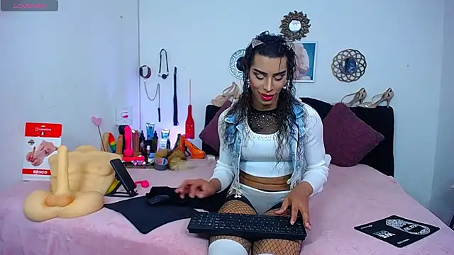 Snapshot of Starhott_ chatting on 10-16-25, 12:35 Starhott online show from 10-16-25, 12:35