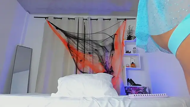 Selenafox 0 online show from 10-31-25, 01:57