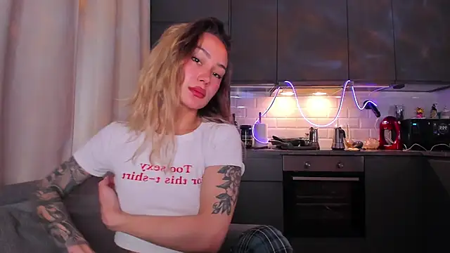 Snapshot of baobei03 chatting on 11-10-25, 11:37 baobei03 online show from 11-10-25, 11:37