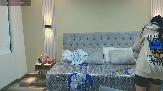 LiaMonroee  online show from 10-05-25, 11:34