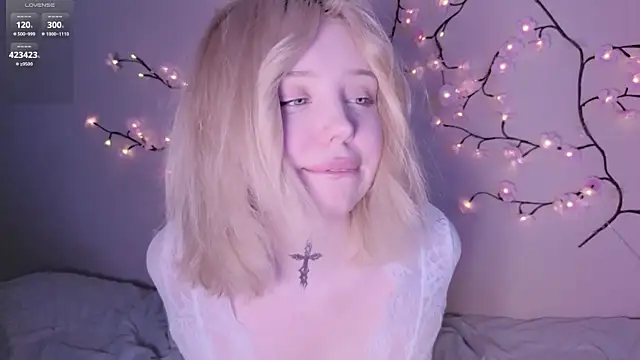 Snapshot of RileyVice chatting on 05-11-26, 02:45 RileyVice online show from 05-11-26, 02:45