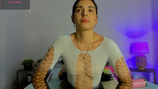 hailey hadid online show from 11-12-25, 06:56