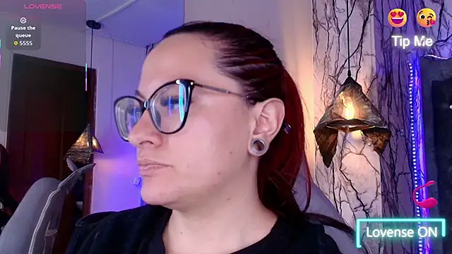 Zami Escobar of online show from 04-06-26, 04:52