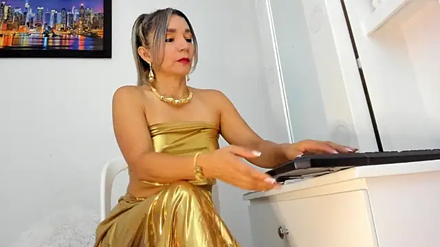 Snapshot of Ms_lunaRose chatting on 06-14-26, 05:25 Ms lunaRose online show from 06-14-26, 05:25