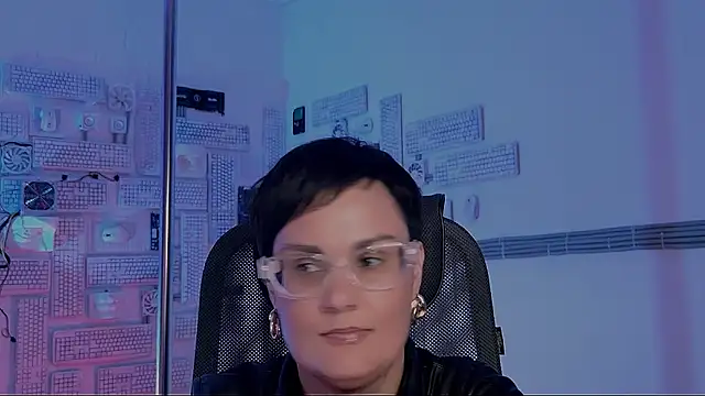 LauraDavidsons online show from 11-14-25, 04:32