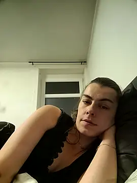 Snapshot of Carolinemiam chatting on 11-27-25, 12:00 Carolinemiam online show from 11-27-25, 12:00