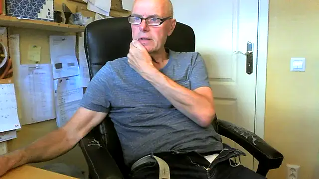 Snapshot of Klipparn chatting on 05-28-26, 04:35 Klipparn online show from 05-28-26, 04:35