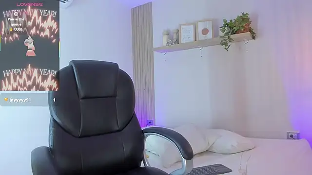 Cristalfoxy  online show from 01-06-26, 07:40