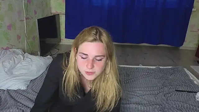 Snapshot of HelenMartines chatting on 06-17-26, 11:42 HelenMartines online show from 06-17-26, 11:42