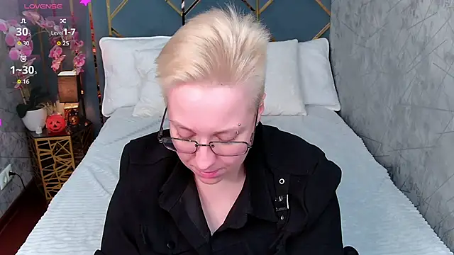 AlexandraGreen online show from 10-31-25, 09:11