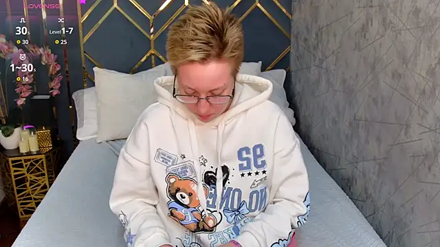 AlexandraGreen online show from 10-22-25, 04:06