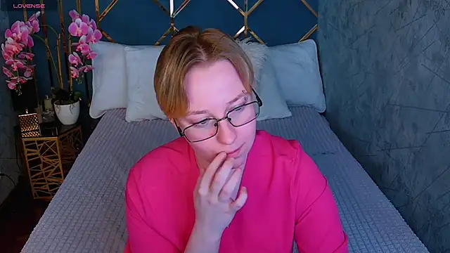 Snapshot of AlexandraGreen chatting on 05-30-26, 11:43 AlexandraGreen online show from 05-30-26, 11:43