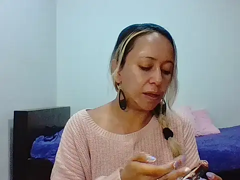 leah susman online show from 10-10-25, 02:12