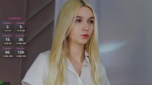 SaraHearts online show from 11-10-25, 03:44