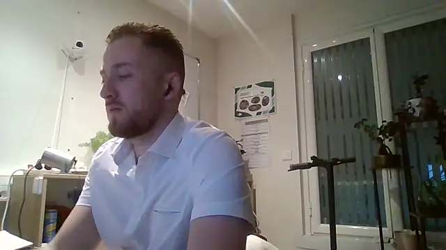 Snapshot of Keviios chatting on 10-28-25, 05:56 Keviios online show from 10-28-25, 05:56