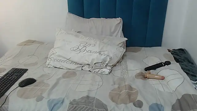Snapshot of Bella_2025 chatting on 09-25-25, 06:58 Bella 2025 online show from 09-25-25, 06:58