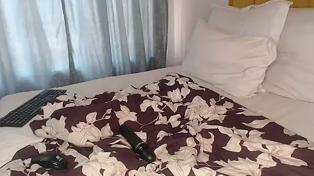 Snapshot of Bella_2025 chatting on 02-22-26, 08:06 Bella 2025 online show from 02-22-26, 08:06