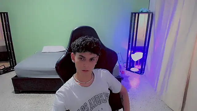 Snapshot of dilan_hott_ chatting on 09-19-25, 09:19 dilan hott online show from 09-19-25, 09:19