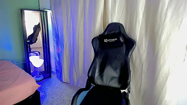 dilan hott  online show from 11-18-25, 08:01