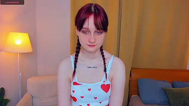 Snapshot of KatyKufel chatting on 10-18-25, 06:32 KatyKufel online show from 10-18-25, 06:32