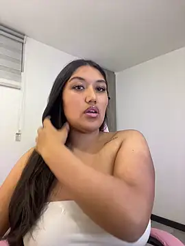 Snapshot of SharaRous chatting on 05-30-26, 01:23 SharaRous online show from 05-30-26, 01:23