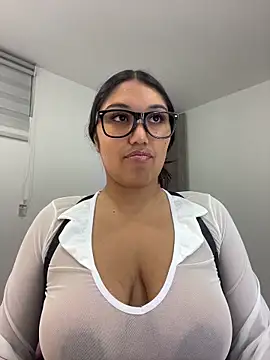 Snapshot of SharaRous chatting on 05-14-26, 01:35 SharaRous online show from 05-14-26, 01:35