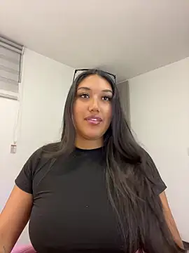 Snapshot of SharaRous chatting on 05-15-26, 12:19 SharaRous online show from 05-15-26, 12:19