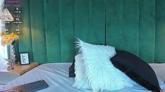 Snapshot of kittyy_milk_001 chatting on 09-19-25, 04:55 kittyy milk 001 online show from 09-19-25, 04:55