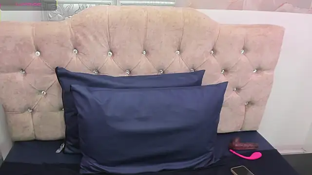 Snapshot of leyla_smithh chatting on 10-06-25, 12:17 leyla smithh online show from 10-06-25, 12:17