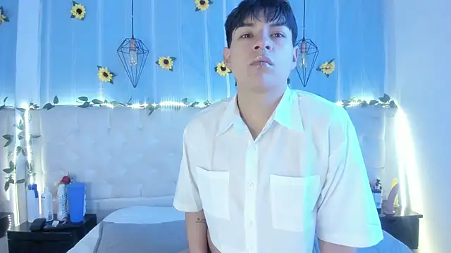 AleAurarashi online show from 10-19-25, 04:04