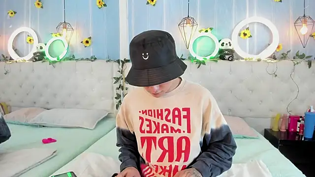 AleAurarashi online show from 11-19-25, 02:55