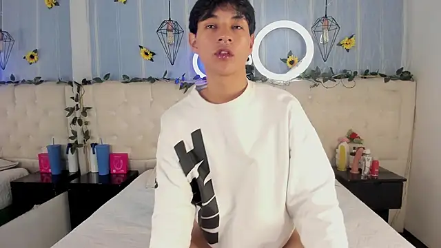 AleAurarashi online show from 11-28-25, 02:23