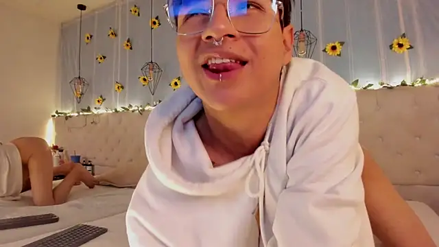 AleAurarashi online show from 10-30-25, 03:38