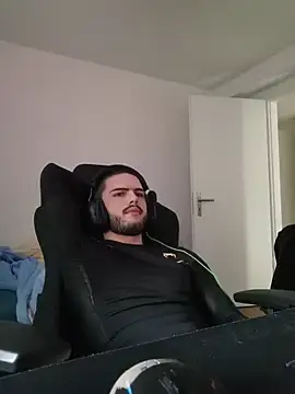 Snapshot of EyesNeverLies chatting on 10-31-25, 07:38 EyesNeverLies online show from 10-31-25, 07:38