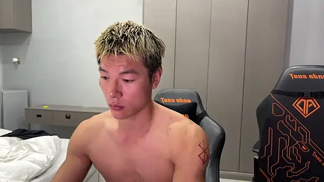 Snapshot of AAASuck chatting on 05-16-26, 02:49 AAASuck online show from 05-16-26, 02:49