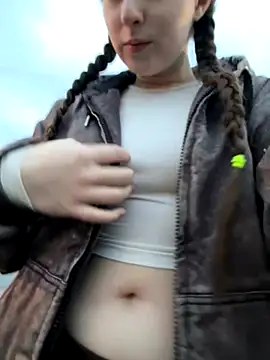 FroggyAnna online show from 10-26-25, 02:17