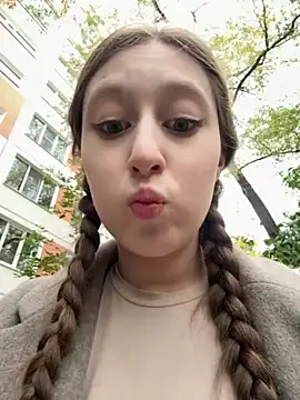 Snapshot of FroggyAnna chatting on 10-10-25, 02:07 FroggyAnna online show from 10-10-25, 02:07