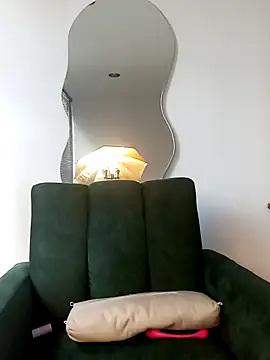 a Malgosia mako online show from 10-22-25, 04:17